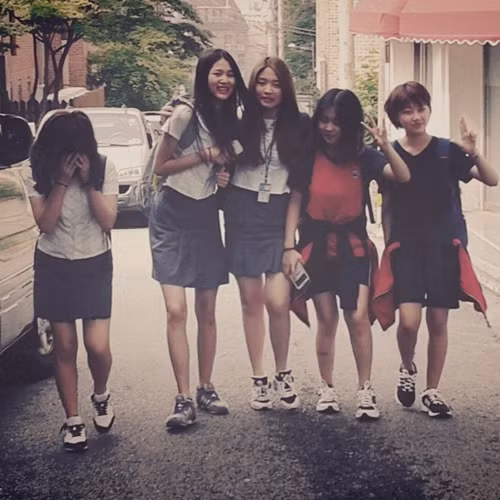 Ngoài công việc người mẫu, Ye Jin vẫn là một học sinh, hàng ngày mặc đồng phục đến trường. Cô nàng lộ rõ chiều cao ấn tượng và đôi chân nhỏ xíu khi đi cùng những người bạn. mau-xu-han-15-tuoi-cao-1m78-11