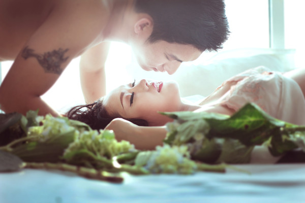 Phi Thanh Vân cho biết, cô không cần chồng phải kiếm được nhiều tiền vì thu nhập của cô khá tốt. "Tôi chỉ cần người bên cạnh thật lòng chăm sóc và là chỗ dựa tinh thần. Tôi nghĩ điều này không khó và Duy đang làm được như thế", cô nói. Cô cũng chia sẻ quan điểm trong hôn nhân không chấp nhận chuyện ngoại tình, dù chỉ là một lần. phi-thanh-van-tung-suyt-ly-di-chong-tre-3