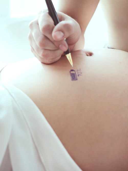 "Nữ hoàng dao kéo" đang mang bầu hơn 6 tháng. Chồng cô rất mong ngóng cậu quý tử này. Trước khi kết hôn với Phi Thanh Vân, Bảo Duy đã có 2 con gái với người vợ đầu. Trong thời gian Phi Thanh Vân mang thai, Bảo Duy luôn bên cạnh động viên tinh thần và tự tay chăm sóc cô. "Tôi bị nhức chân tay nửa đêm anh ấy cũng dậy xoa bóp cho vợ. Đang ăn cơm mà tôi kêu mệt, anh sẵn sàng buông đũa để đỡ tôi nghỉ ngơi. Anh luôn bên tôi 24/24 giờ không rời". Cô cũng tiết lộ, chồng trẻ hiền lành nhưng đôi khi hơi cộc tính. Khi buồn bực trong lòng, anh thường tự làm mình bị thương bằng cách đấm đá vào tường. Thậm chí, Bảo Duy đã tự chặt đứt ngón tay út trong một lần cãi nhau với Phi Thanh Vân khiến cô rất sợ. Sau khi nghe vợ góp ý, Bảo Duy đã thay đổi, điềm đạm và bình tĩnh hơn. phi-thanh-van-tung-suyt-ly-di-chong-tre-5