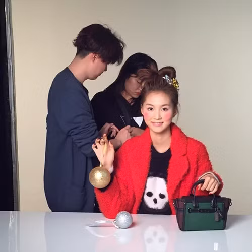 Ye Jin sở hữu chiều cao 1m78, gương mặt xinh đẹp. Cô nàng lần đầu xuất hiện trên sàn catwalk năm 2014 và gây được nhiều ấn tượng. Hiện Ye Jin bận rộn với những buổi trình diễn, đóng quảng cáo. mau-xu-han-15-tuoi-cao-1m78-2