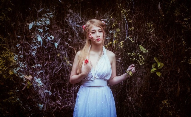Vẻ đẹp “trăm hoa đua nở” của cô nàng 9x Hải Dương ảnh 1 Tạo hình với những bỗng hoa nở trên khuôn mặt rất ấn tượng của Ngọc Anh