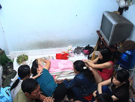 Bố ngã quỵ khi thấy con 4 tuổi bất động dưới hố nước Bo nga quy khi thay con 4 tuoi bat dong duoi ho nuoc
