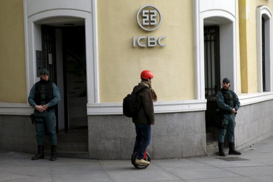 Tây Ban Nha bỏ tù 6 quan chức ngân hàng Trung Quốc ảnh 1 Chi nhánh ICBC tại Madrid bị lục soát ngày 17-2. Ảnh: Reuters