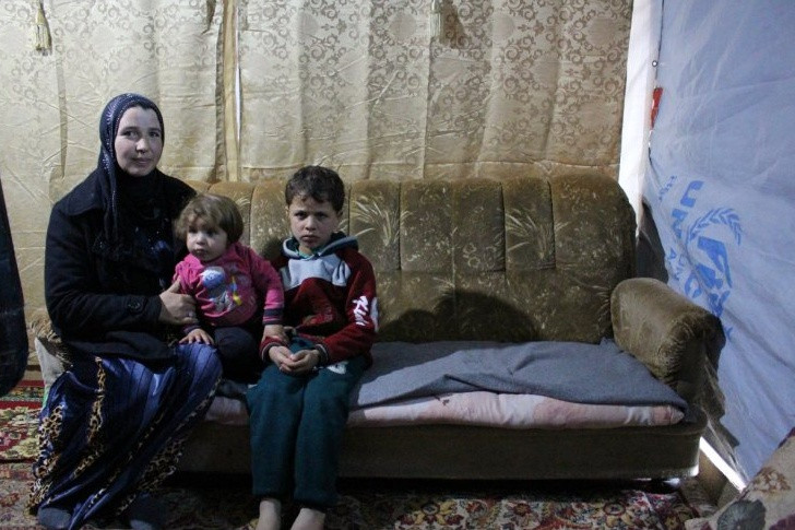 Aruba và hai trong số 7 đứa con sống trong lều ở khu tị nạn tại thung lũng Bekka, Lebanon. Ảnh: IB Times