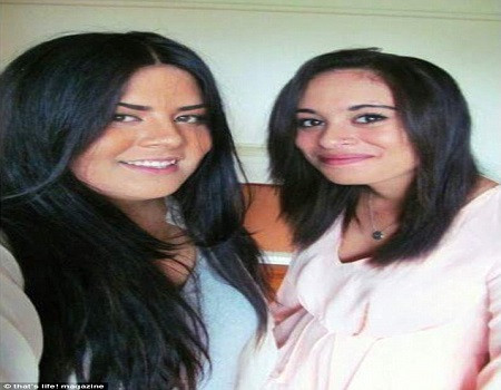 Nữ sinh xinh xắn Tiarne (trái) lúc chưa mắc bệnh