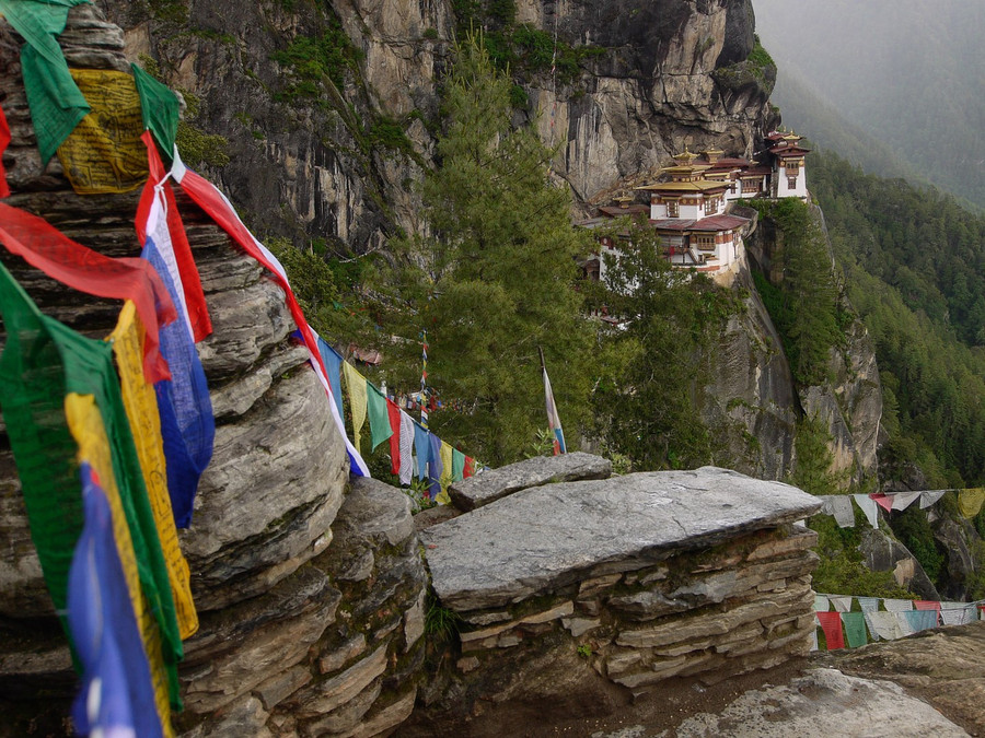 Các lá cờ nguyện treo ở điểm quan sát nhìn ra Taktsang Palphug, tu viện hàng trăm năm tuổi, nơi được coi là biểu tượng quốc gia của Bhutan. Nằm trên vách đá bên thung lũng Paro, ngôi đền cổ này là điểm hành hương cho người Bhutan. Các lá cờ nguyện treo ở điểm quan sát nhìn ra Taktsang Palphug, tu viện hàng trăm năm tuổi, nơi được coi là biểu tượng quốc gia của Bhutan. Nằm trên vách đá bên thung lũng Paro, ngôi đền cổ này là điểm hành hương cho người Bhutan.