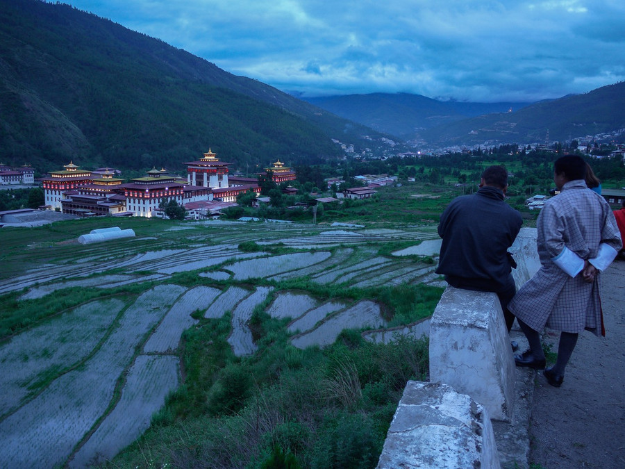 Người dân địa phương ngắm nhìn Tashichho Dzong ở Thimphu vào buổi tối. Được xây dựng năm 1216, khu tổ hợp đền đài, công trình hành chính này là trung tâm quyền lực của Bhutan. Người dân địa phương ngắm nhìn Tashichho Dzong ở Thimphu vào buổi tối. Được xây dựng năm 1216, khu tổ hợp đền đài, công trình hành chính này là trung tâm quyền lực của Bhutan.