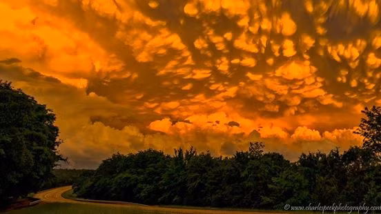 Kinh hãi với cuộn mây khổng lồ, vần vũ trên bầu trời Mỹ - Ảnh 9.