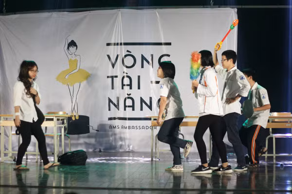 Cặp đôi Phương Linh - Ngọc Mai đem 1 luồng gió mới đến cho cuộc thi ngày hôm nay với vở kịch ngắn về tuổi học trò, với bao lỗi lầm, bồng bột của tuổi trẻ và sự bao dung, độ lượng của các bậc cha mẹ, thầy cô.