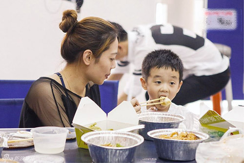 Nhiều chị em có thói quen đo lường mức độ dinh dưỡng của thực phẩm dựa theo ...giá cả và cho rằng thực phẩm giá càng đắt càng có lợi cho em bé. (ảnh minh họa)
