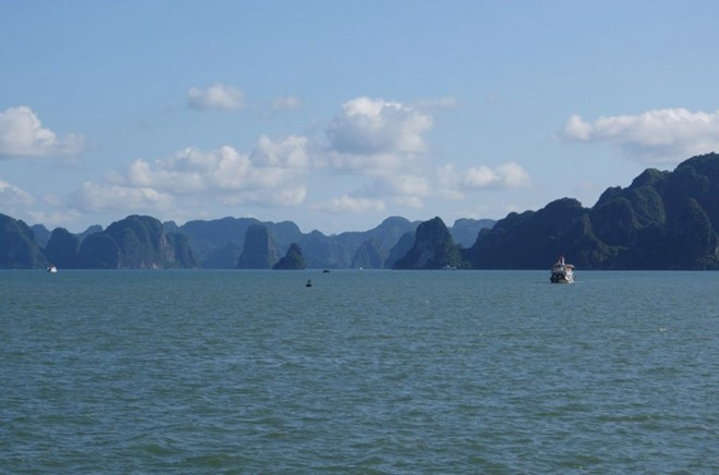 12. Vịnh Hạ Long, địa điểm được UNESCO công nhận di sản thế giới, là một trong những thắng cảnh ngoạn mục. Hơn 1.600 đảo lớn, nhỏ tạo thành một khung cảnh vừa có núi non, biển cả và bầu trời. 12. Vịnh Hạ Long, địa điểm được UNESCO công nhận là di sản thế giới, là một trong những thắng cảnh ngoạn mục. Hơn 1.600 đảo lớn, nhỏ tạo thành một khung cảnh vừa có núi non, biển cả và bầu trời.