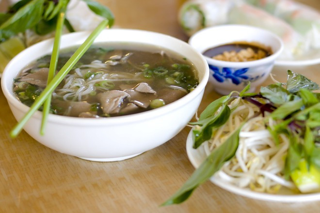 20. Phở là món ẩm thực đặc trưng nhất ở Việt Nam. Người Việt thường ăn phở vào buổi sáng, tại những quán ven đường hay trong chợ. Bên cạnh phở, Việt Nam cũng có rất nhiều món nước mà thành phần chính làm từ bột gạo, như bún cá hoặc bún bò Huế. 20. Phở là món ẩm thực đặc trực nhất ở Việt Nam. Người Việt thường ăn phở vào buổi sáng, tại những quán ven đường hay trong chợ. Bên cạnh phở, Việt Nam cũng có rất nhiều món nước mà thành phần chính làm từ bột gạo, như bún cá đặc sản Hà Nội hoặc bún bò Huế.