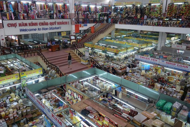 6. Các khu chợ. Chợ Hàn ở Đà Nẵng (ảnh) là một trong những khu chợ lớn ở Việt Nam. Những ngôi chợ này bán rất nhiều mặt hàng đa dạng, từ vải vóc, quần áo, đến tôm khô. Có thể nói, du khách dễ dàng đi lạc nếu mải mê khám phá khu chợ. Chợ nhộn nhịp vào sáng sớm và vắng dần khi về chiều. 6. Các khu chợ. Chợ Hàn ở Đà Nẵng (ảnh) là một trong những khu chợ lớn ở Việt Nam. Những ngôi chợ này bán rất nhiều mặt hàng đa dạng, từ vải vóc, quần áo, đến tôm khô. Có thể nói, du khách dễ dàng đi lạc nếu mải mê khám phá khu chợ. Chợ nhộn nhịp vào sáng sớm và vắng dần khi về chiều.