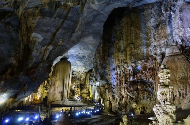 5. Các hang động. Động Thiên đường ở rừng quốc gia Phong Nha - Kẻ Bàng (ảnh) là một trong số rất nhiều hang động lớn ở Việt Nam. Động Sơn Đoòng, hang động lớn nhất thế giới, lần đầu được phát hiện vào năm 2009 và chỉ mở cửa cho du khách từ năm 2012. Hãy tranh thủ đến thăm những nơi này trước khi nó chật kín du khách. 5. Các hang động. Động Thiên đường ở rừng quốc gia Phong Nha - Kẻ Bàng (ảnh) là một trong số rất nhiều hang động lớn ở Việt Nam. Động Sơn Đoòng, hang động lớn nhất thế giới, lần đầu được phát hiện vào năm 2009 và chỉ mở cửa cho du khách từ năm 2012. Hãy tranh thủ đến thăm những nơi này trước khi nó chật kín du khách.