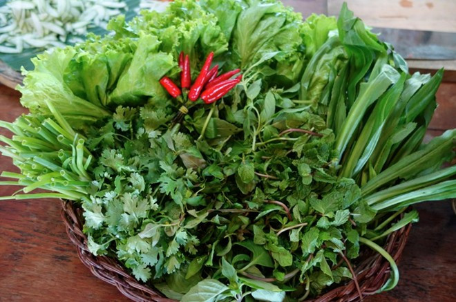 18. Những rổ rau sống phong phú còn tươi xanh là phần không thể thiếu để món ăn thêm nhiều mùi vị. 18. Những rổ rau sống phong phú còn tươi xanh là phần không thể thiếu để món ăn thêm nhiều mùi vị.