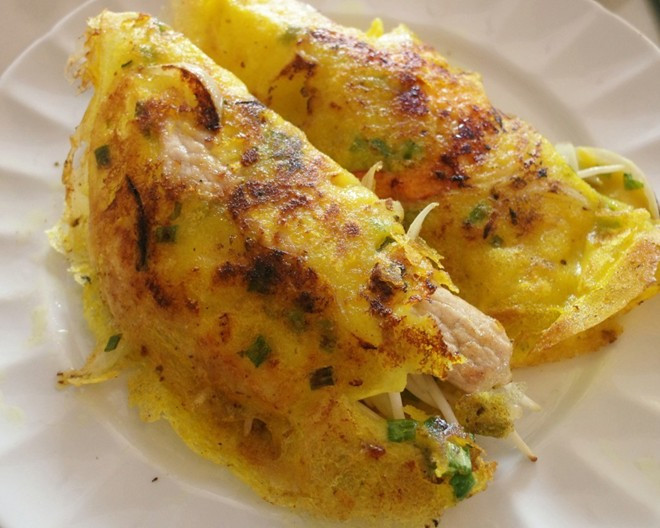 14. Bánh xèo không phải là một món ăn được nhiều người nước ngoài biết tới. Nguyên liệu làm bánh rất đơn giản, chỉ từ bột gạo và nước với những con tôm nhỏ bên trong, nhưng món ăn lại rất tuyệt. Màu vàng của bánh không phải từ trứng mà từ củ nghệ. Để thưởng thức bánh xèo đúng cách, du khách cần ăn kèm với rau sống và nước chấm pha. 14. Bánh xèo không phải là một món ăn được nhiều người nước ngoài biết tới. Nguyên liệu làm bánh rất đơn giản, chỉ từ bột gạo và nước với những con tôm nhỏ bên trong, nhưng món ăn lại rất tuyệt. Màu vàng của bánh không phải từ trứng mà từ củ nghệ. Để thưởng thức bánh xèo đúng cách, du khách cần ăn kèm với rau sống và nước chấm pha.