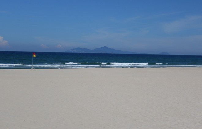 17. Biển Việt Nam có lẽ là một trong những vẻ đẹp "hữu xạ tự nhiên hương". Nhiều du khách cho rằng Thái Lan và Campuchia mới có những bãi biển trong xanh cùng dải cát trắng, nhưng biển Việt Nam cũng thầm lặng cạnh tranh cùng các đối thủ. Những bãi biển nổi tiếng ở Việt Nam như Nha Trang, Mũi Né, Dốc Lết. Côn Đảo và Phú Quốc thực sự là những bãi biển tuyệt đẹp ở Đông Nam Á. 17. Biển Việt Nam có lẽ là một trong những vẻ đẹp