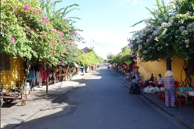 19. Hội An thực sự là một địa điểm đẹp như tranh vẽ và đáng đến thăm ở Việt Nam. Nằm ở miền trung đất nước, Hội An từng là một thị trấn cảng nhộn nhịp từ thế kỉ 15 đến thế kỉ 19. Từ thập niên 1990, Hội An được UNESCO công nhận di sản thế giới và còn có mệnh danh "Venice của Việt Nam". 19. Hội An thực sự là một địa điểm đẹp như tranh vẽ và đáng đến thăm ở Việt Nam. Nằm ở miền trung đất nước, Hội An từng là một thị trấn cảng nhộn nhịp từ thế kỉ 15 đến thế kỉ 19. Từ thập niên 1990, Hội An được UNESCO công nhận di sản thế giới và còn có mệnh danh