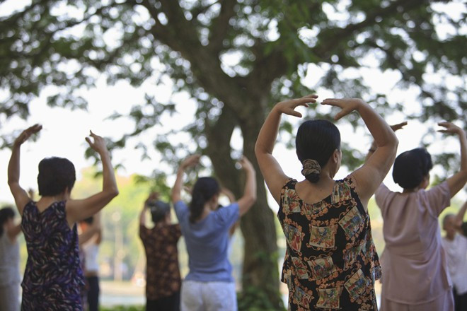 16. Các công viên trong thành phố là nơi mà rất nhiều nhóm người đủ mọi độ tuổi, từ già đến trẻ, đàn ông đến phụ nữ, đang tập thể dục khi trời còn chưa sáng hẳn. Các cô, các bà tập những động tác thể dục nhịp điệu theo tiếng nhạc, người đi bộ hoặc chạy bộ xung quanh công viên, thanh niên chơi bóng rổ, là những hình ảnh mở đầu ngày mới đầy sức sống. 16. Công viên. Khi trời mới tờ mờ sáng, du khách dễ dàng bắt gặp rất nhiều nhóm người đủ mọi độ tuổi, từ già đến trẻ, đàn ông đến phụ nữ, đang tập thể dục tại các công viên trong thành phố. Các cô, các bà tập những động tác thể dục nhịp điệu theo tiếng nhạc, người đi bộ hoặc chạy bộ xung quanh công viên, thanh niên chơi bóng rổ, là những hình ảnh mở đầu ngày mới đầy sức sống.