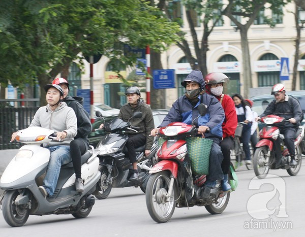 Hà Nội: Nhiệt độ giảm sâu, nhiều người phải mặc áo mưa tránh rét 8 Hà Nội: Nhiệt độ giảm sâu, nhiều người phải mặc áo mưa tránh rét 8