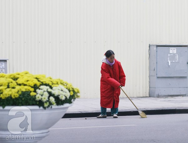 Hà Nội: Nhiệt độ giảm sâu, nhiều người phải mặc áo mưa tránh rét 10 Hà Nội: Nhiệt độ giảm sâu, nhiều người phải mặc áo mưa tránh rét 10