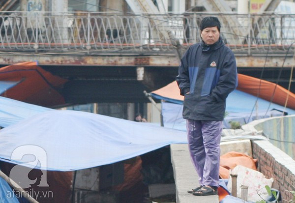 Hà Nội: Nhiệt độ giảm sâu, nhiều người phải mặc áo mưa tránh rét 6 Hà Nội: Nhiệt độ giảm sâu, nhiều người phải mặc áo mưa tránh rét 6