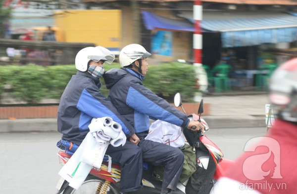 Hà Nội: Nhiệt độ giảm sâu, nhiều người phải mặc áo mưa tránh rét 2 Hà Nội: Nhiệt độ giảm sâu, nhiều người phải mặc áo mưa tránh rét 2