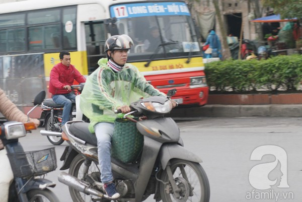 Hà Nội: Nhiệt độ giảm sâu, nhiều người phải mặc áo mưa tránh rét 7 Hà Nội: Nhiệt độ giảm sâu, nhiều người phải mặc áo mưa tránh rét 7