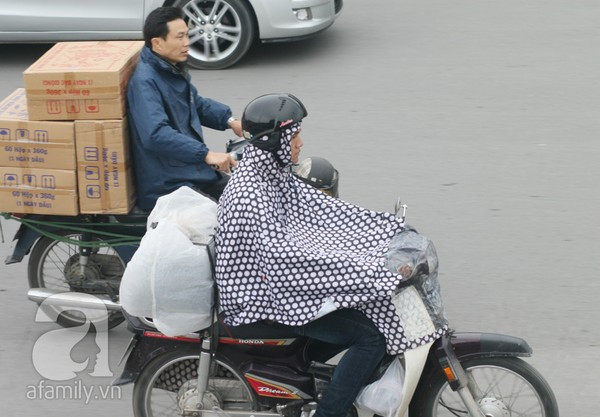Hà Nội: Nhiệt độ giảm sâu, nhiều người phải mặc áo mưa tránh rét 4 Hà Nội: Nhiệt độ giảm sâu, nhiều người phải mặc áo mưa tránh rét 4