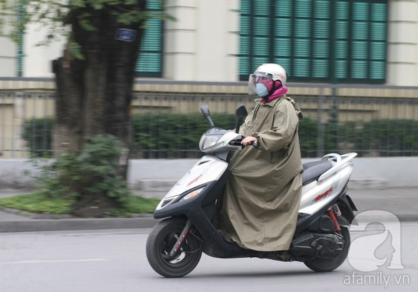 Hà Nội: Nhiệt độ giảm sâu, nhiều người phải mặc áo mưa tránh rét 9 Hà Nội: Nhiệt độ giảm sâu, nhiều người phải mặc áo mưa tránh rét 9