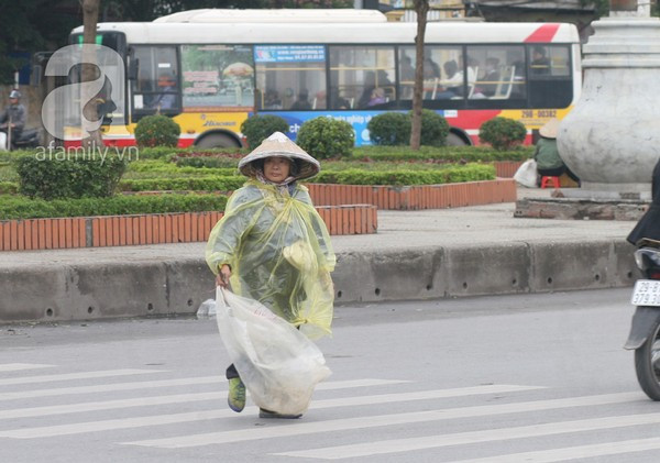 Hà Nội: Nhiệt độ giảm sâu, nhiều người phải mặc áo mưa tránh rét 11 Hà Nội: Nhiệt độ giảm sâu, nhiều người phải mặc áo mưa tránh rét 11