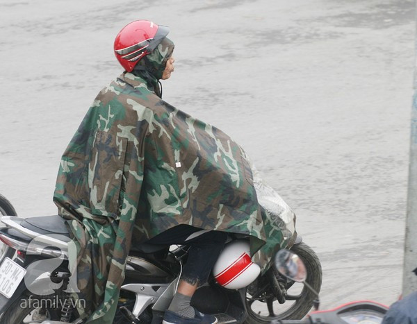 Hà Nội: Nhiệt độ giảm sâu, nhiều người phải mặc áo mưa tránh rét 3 Hà Nội: Nhiệt độ giảm sâu, nhiều người phải mặc áo mưa tránh rét 3