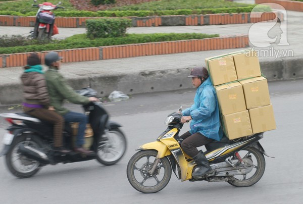 Hà Nội: Nhiệt độ giảm sâu, nhiều người phải mặc áo mưa tránh rét 5 Hà Nội: Nhiệt độ giảm sâu, nhiều người phải mặc áo mưa tránh rét 5