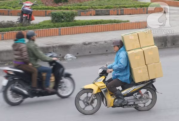 Hà Nội: Nhiệt độ giảm sâu, nhiều người phải mặc áo mưa tránh rét 5