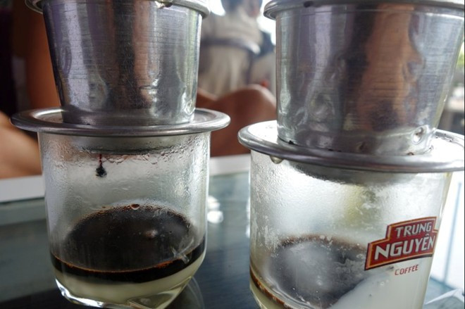 3. Cà phê: Việt Nam là nước sản xuất cà phê lớn thứ 2 thế giới nên đây là một thức uống phổ biến, đặc biệt là cà phê cùng sữa đặc. 3. Cà phê: Việt Nam là nước sản xuất cà phê lớn thứ 2 thế giới nên đây là một thức uống phổ biến, đặc biệt là cà phê cùng sữa đặc.