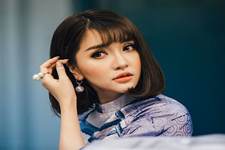 Bích Phương xinh đẹp nổi bật với áo dài vẽ tay