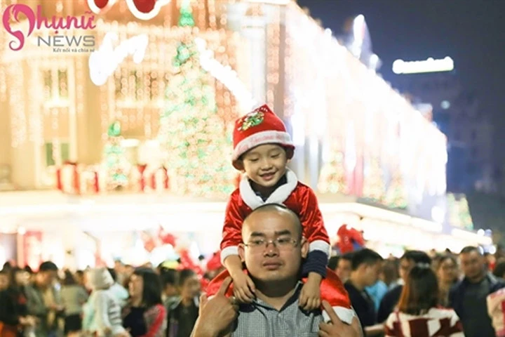 Người Hà Nội đổ xô xuống phố đón Noel