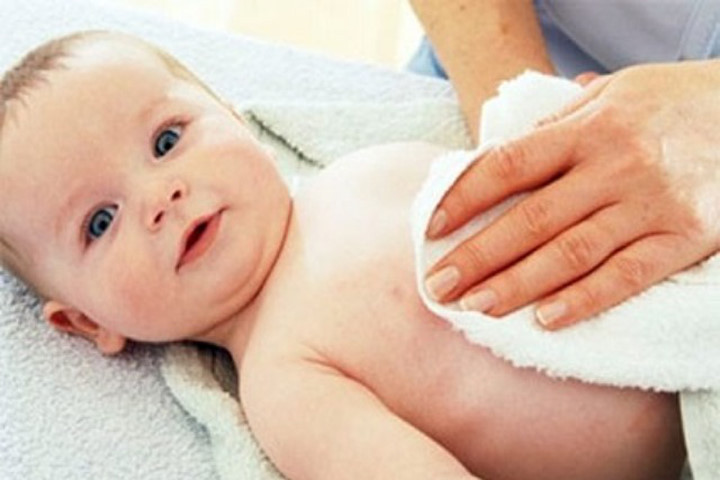 Muốn bé hạ sốt nhanh không dùng thuốc, mẹ hãy áp dụng cách làm này