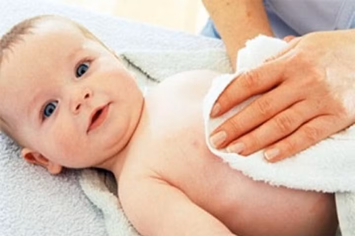 Muốn bé hạ sốt nhanh không dùng thuốc, mẹ hãy áp dụng cách làm này