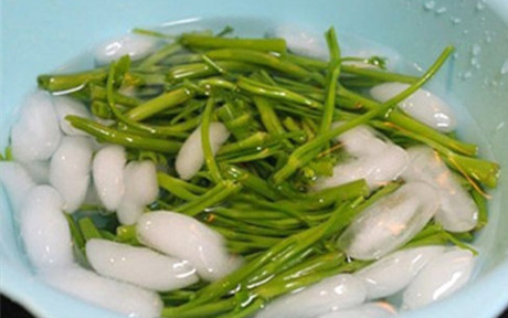 Mẹo luộc rau nào cũng xanh mướt, giòn ngon - Ảnh 2 Meo luoc rau nao cung xanh muot, gion ngon - Anh 2