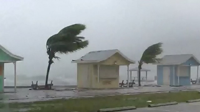 Bão Dorian giật với sức gió 350km/h.