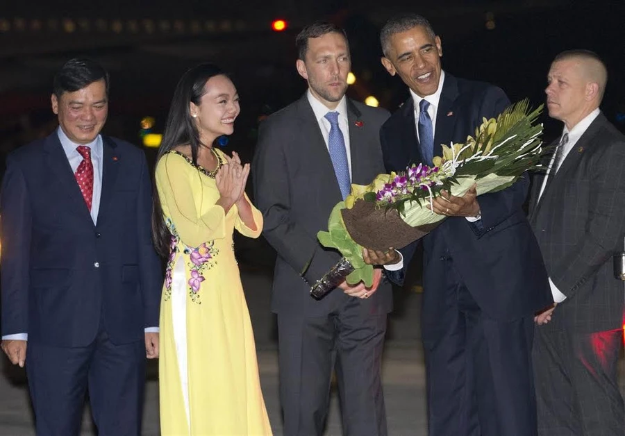 Tiết lộ của cô gái Việt tặng hoa Tổng thống Obama