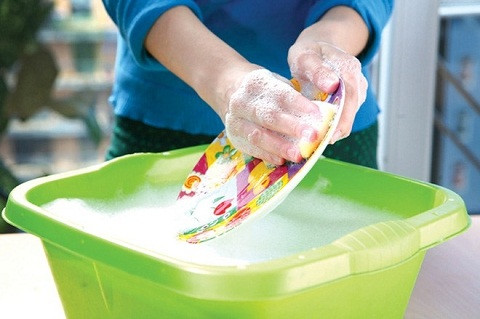 Các hóa chất độc hại có trong nước rửa bát sẽ trực tiếp làm hỏng da tay nếu bạn không mang găng tay