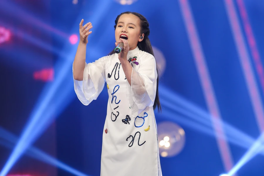 Cô bé xinh xắn của Vietnam Idol Kids khiến Isaac "rung động"