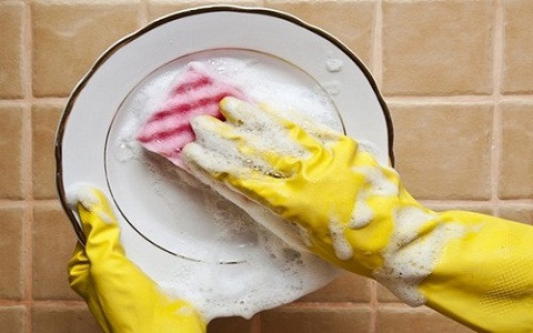 Cho nước rửa bát trực tiếp lên bát đĩa khiến cho lượng hóa chất bám lại trên bề mặt chén đĩa, gây hại tới sức khỏe