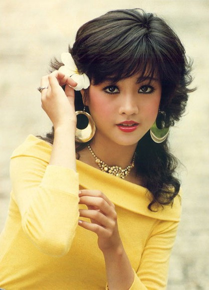 Tuyệt sắc giai nhân một thời showbiz Việt bây giờ ra sao? ảnh 11 Mỹ Duyên sinh năm 1972, sở hữu gương mặt "trẻ thơ" cùng nụ cười duyên dáng. Cô từng là diễn viên điện ảnh kiêm kịch nói và thành danh với những bộ phim tiêu biểu như Vị đắng tình yêu 2, Lưỡi dao, Chiếc chìa khóa vàng, Lời thề, Xóm nước đen, Đất khách, Gái nhảy, Lọ lem hè phố...