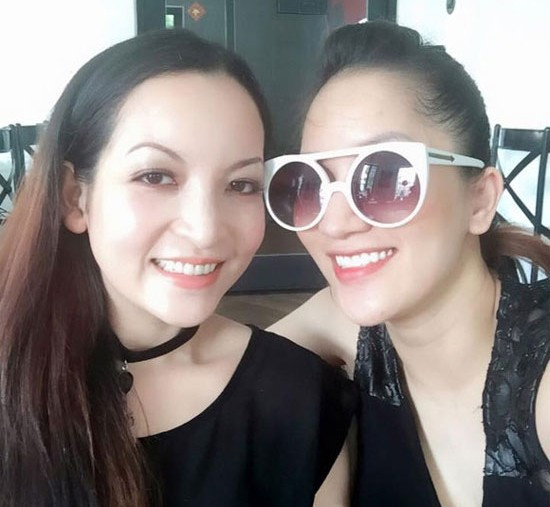 Tuyệt sắc giai nhân một thời showbiz Việt bây giờ ra sao? ảnh 4 Mới đây, Linh Nga có dịp về Việt Nam công tác. Cô khoe hình ảnh xinh đẹp rạng ngời bên Khánh Thi. So với khoảng 10 năm về trước, Linh Nga không thay đổi là bao và vẫn giữ vẻ dịu dàng, thánh thiện.