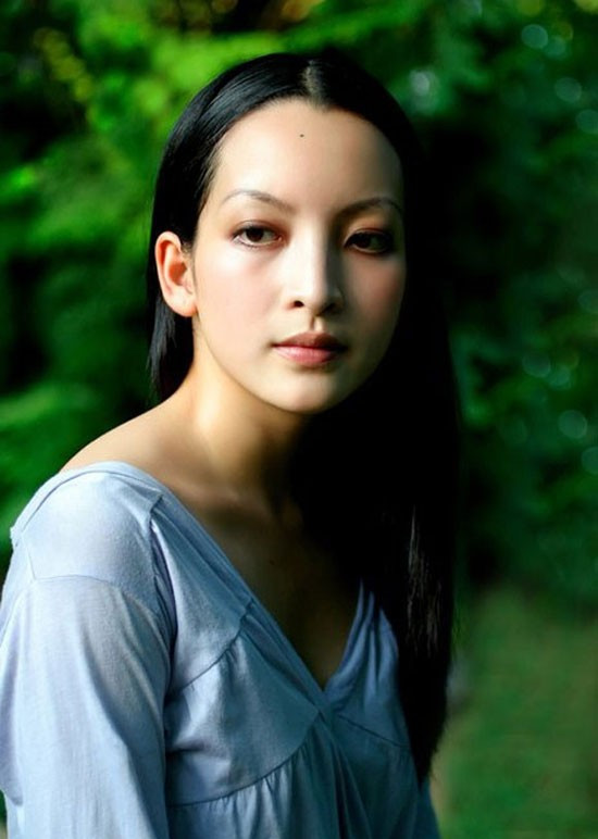 Tuyệt sắc giai nhân một thời showbiz Việt bây giờ ra sao? ảnh 1 Linh Nga từng là diễn viên kiêm người mẫu ảnh ăn khách của showbiz Việt vào những năm cuối thập niên 1990 và đầu những năm 2000. Cô gây ấn tượng qua các bộ phim như Khoảng cách, Đốm lửa biên thùy, Đám cưới ở thiên đường...