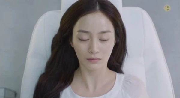 Gương mặt bị cho là gầy gò, tiều tụy của Kim Tae Hee trong teaser phim "Yongpal"