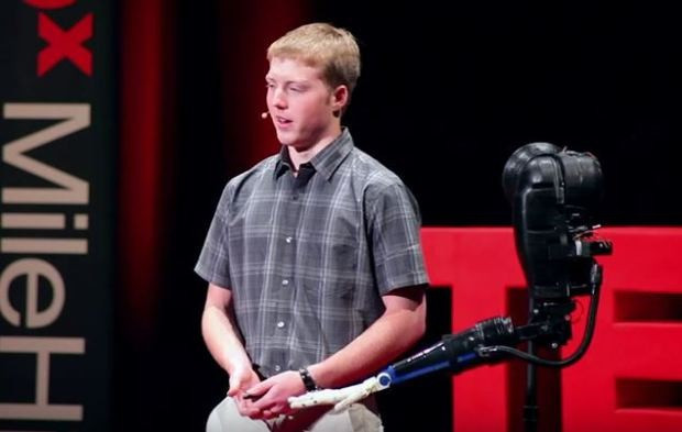 Chàng trai Easton LaChapelle bên sản phẩm mình chế tạo